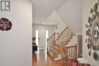 120 Bandelier Way in Ottawa, ON - Building Photo - Building Photo