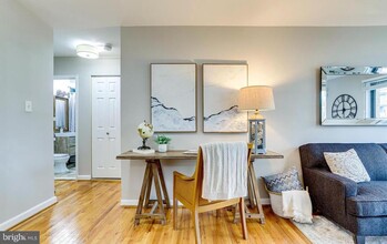 1200 S Arlington Ridge Rd in Arlington, VA - Building Photo - Building Photo