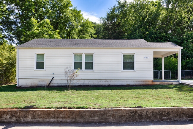 907 Fairway Dr NW
