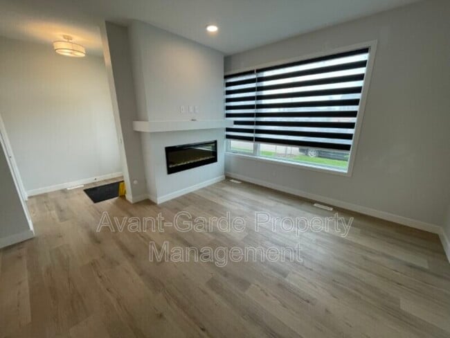 5277 Edgemont Blvd NW in Edmonton, AB - Building Photo - Building Photo