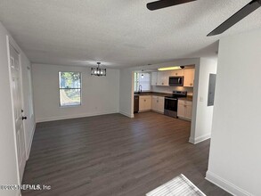 6449 Bluebird Rd in Jacksonville, FL - Building Photo - Building Photo
