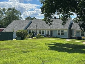 Crockett Fields Senior Apartments (62+) in Manchester, CT - Foto de edificio - Building Photo