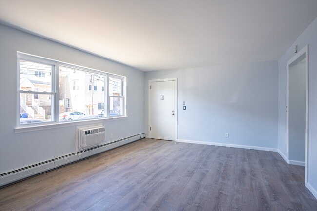 Mansard Gardens in Bayonne, NJ - Foto de edificio - Interior Photo