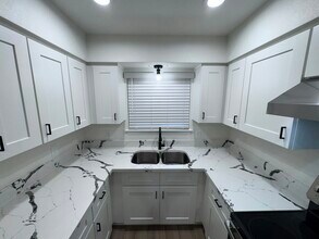 2122 N Glenn Ave in Fresno, CA - Building Photo - Building Photo