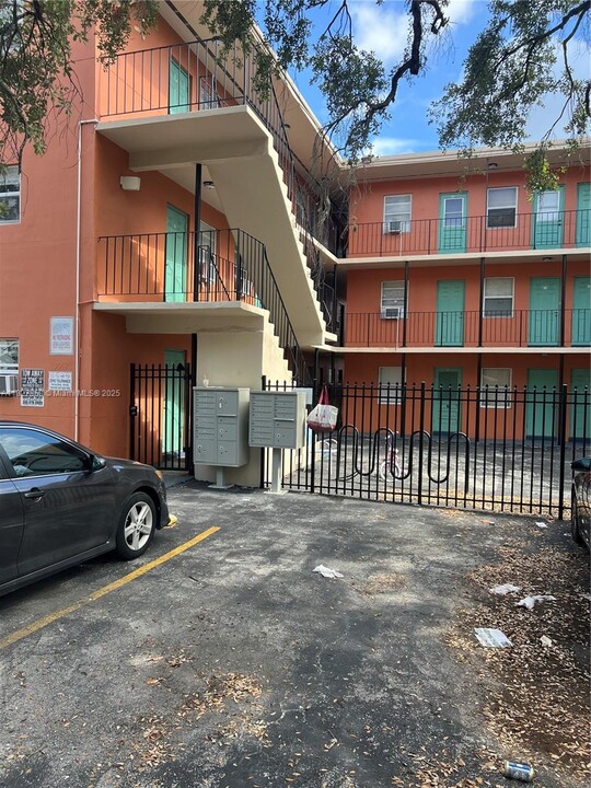 3669 Thomas Ave in Miami, FL - Foto de edificio