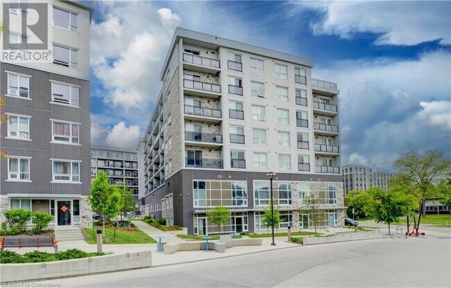 275 Larch St in Waterloo, ON - Building Photo - Building Photo