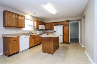 12985 Dellinger Dr in Fishers, IN - Foto de edificio - Building Photo