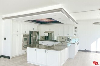 17366 Sunset Blvd in Los Angeles, CA - Building Photo - Building Photo