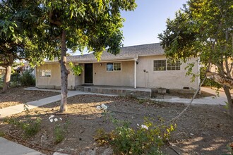 16938 Hartland St in Van Nuys, CA - Foto de edificio - Building Photo