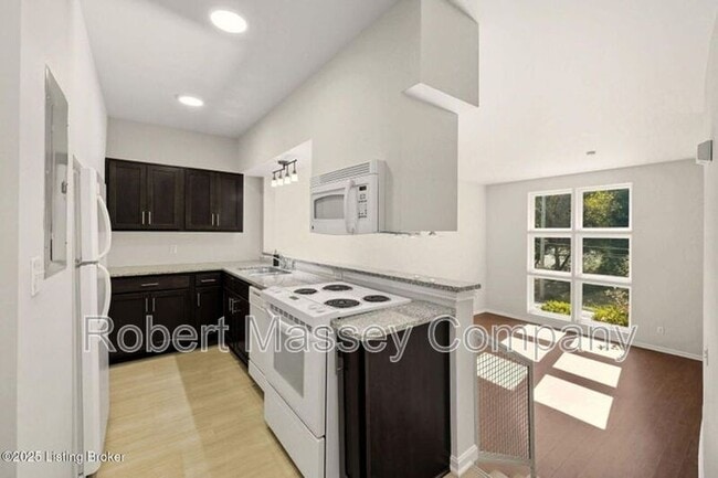 2745 Grinstead Dr in Louisville, KY - Building Photo - Building Photo