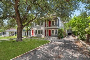 109 E Norwood Ct in San Antonio, TX - Building Photo