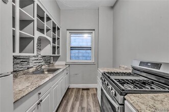 946 Main St in Buffalo, NY - Foto de edificio - Building Photo