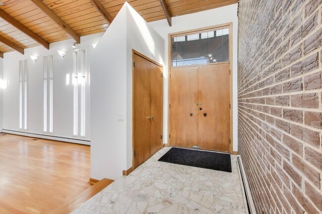 60 Sheffield Ln in Oak Brook, IL - Building Photo - Building Photo