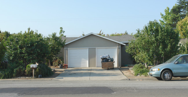 756 Hacienda Ave in Campbell, CA - Building Photo - Building Photo