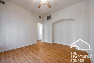 2130 W Concord Pl, Unit 1R in Chicago, IL - Building Photo