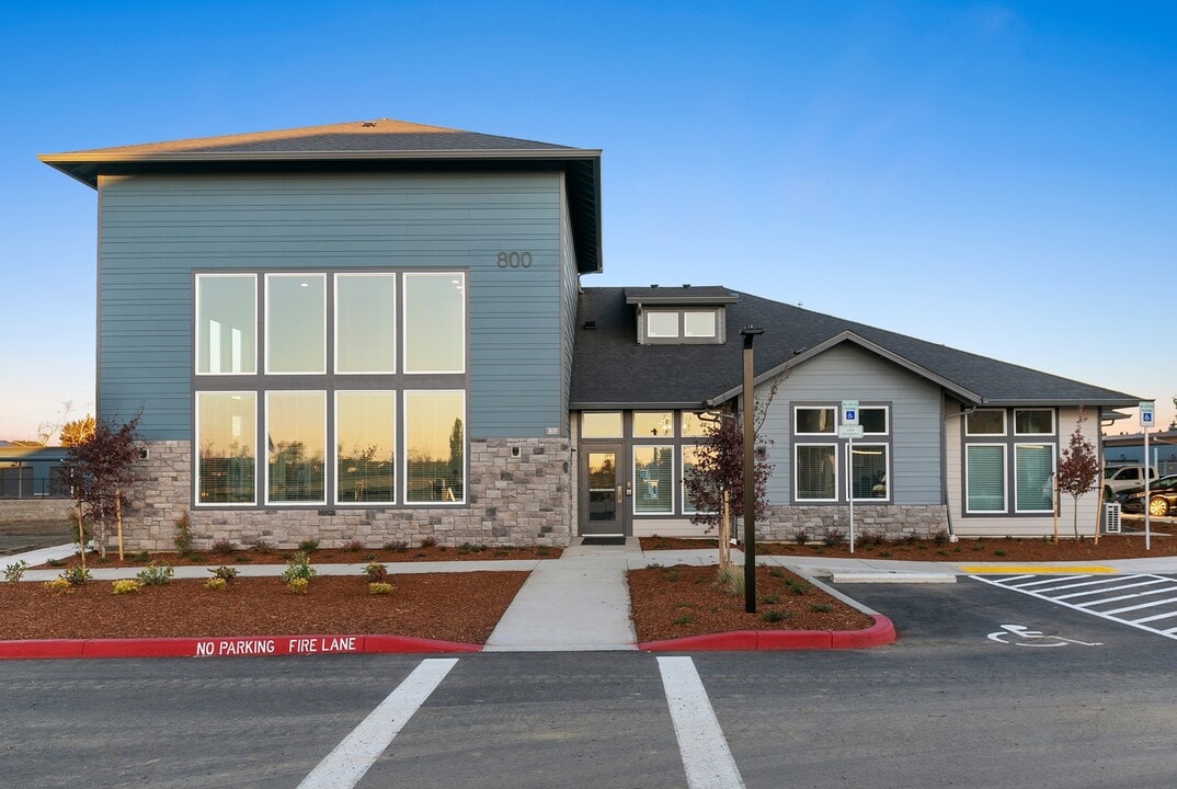 Smith Creek Apartments in Woodburn, OR - Foto de edificio