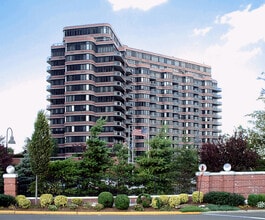 Carlyle Towers in Cliffside Park, NJ - Building Photo - Building Photo