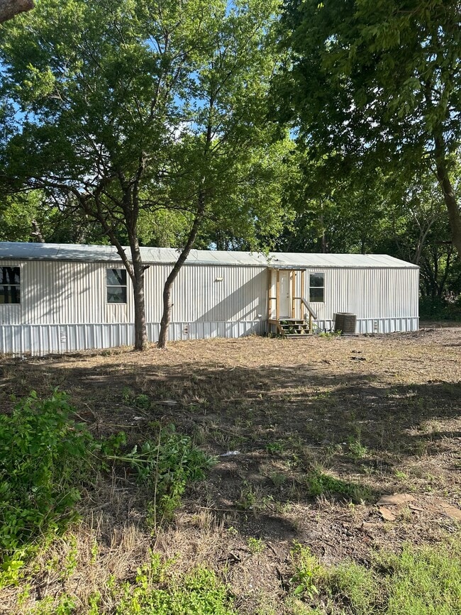 property at 1095 S Elm St