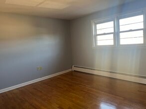 338 Park Ave, Unit B in East Hartford, CT - Building Photo - Building Photo