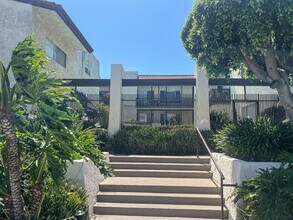Woodman Apartments in Van Nuys, CA - Building Photo - Building Photo