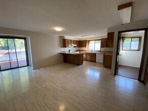 3314 W Normandy Ave in Roseburg, OR - Building Photo - Building Photo
