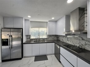 10394 Fairway Heights Blvd in Miami, FL - Building Photo - Building Photo