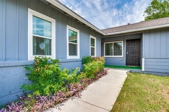 1037 Hoke Smith Dr in Dallas, TX - Building Photo - Building Photo