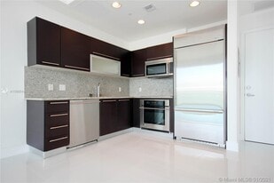 950 Brickell Bay Dr, Unit 5208 in Miami, FL - Building Photo
