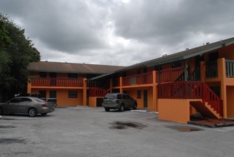 Pinecrest Apartments in New Port Richey, FL - Building Photo - Building Photo