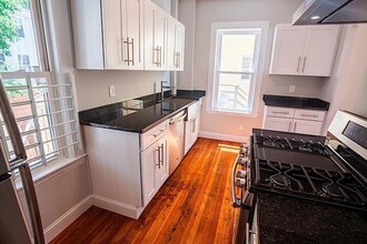23 Kelly Rd, Unit 1 in Cambridge, MA - Foto de edificio - Building Photo