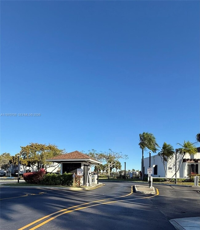 201 Lake Pointe Dr in Oakland Park, FL - Building Photo - Building Photo
