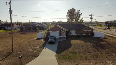 1602 SW 16th Ct in Cape Coral, FL - Building Photo - Building Photo