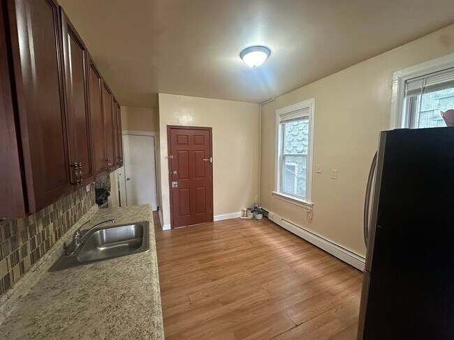 98 Van Nostrand Ave in Jersey City, NJ - Building Photo - Building Photo