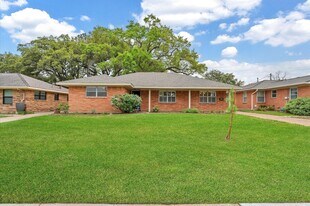 6327 Wynnwood Ln in Houston, TX - Building Photo