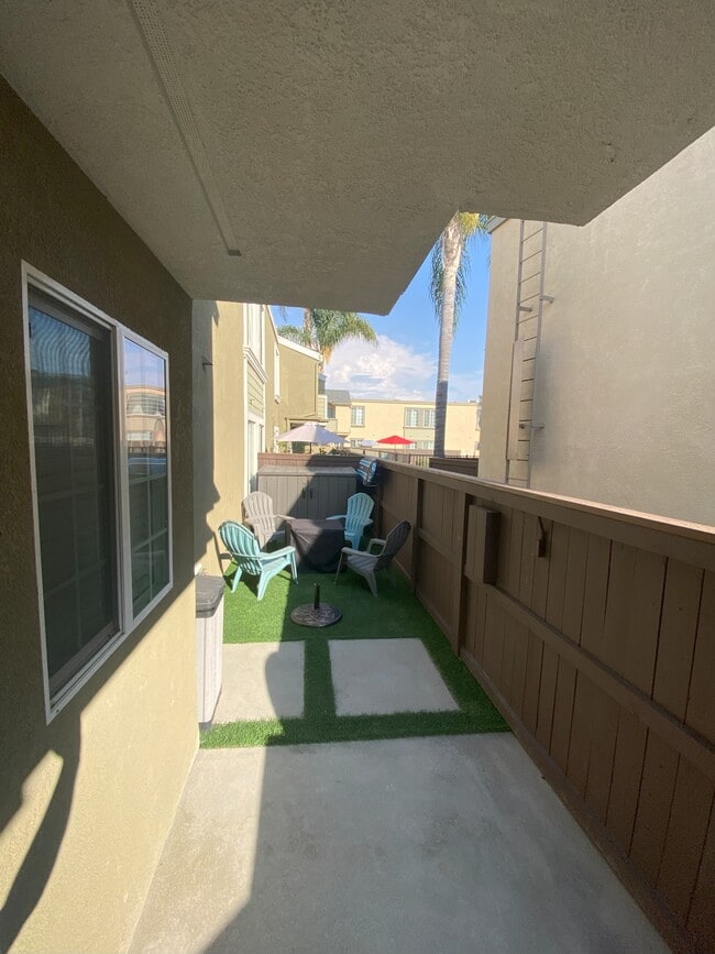 5404 Balboa Arms Dr, Unit 355 in San Diego, CA - Building Photo - Building Photo
