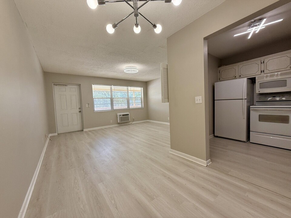 305 Camden M in West Palm Beach, FL - Foto de edificio