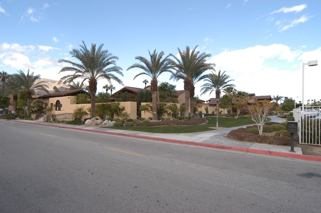 Grandview Court in Palm Springs, CA - Building Photo