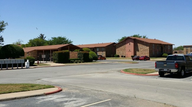 The Summit Apartments in Wichita Falls, TX - Building Photo - Building Photo