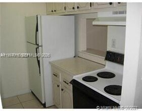14301 N Kendall Dr in Miami, FL - Building Photo - Building Photo