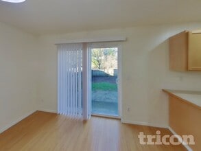 7323 176th St Ct E in Puyallup, WA - Foto de edificio - Building Photo