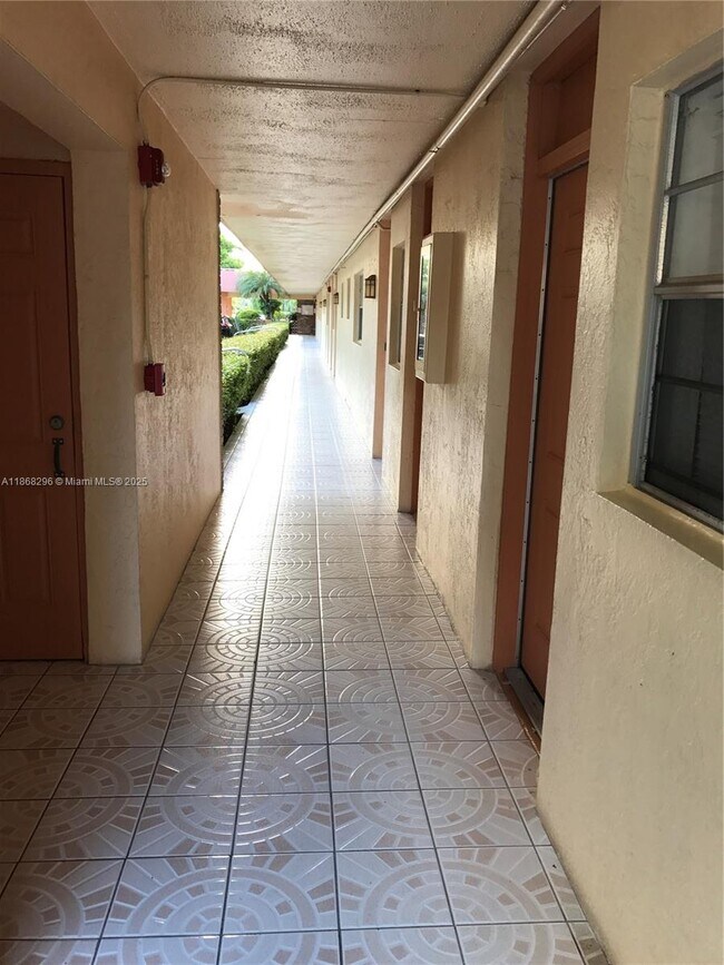 3551 NE 169th St in North Miami Beach, FL - Building Photo - Building Photo