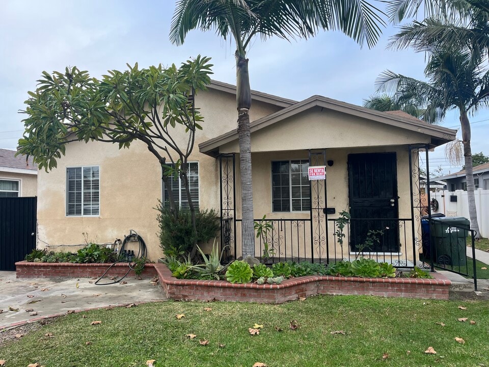 205 N Taylor Ave in Montebello, CA - Foto de edificio