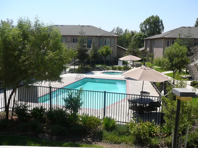 Oak Park in Bakersfield, CA - Foto de edificio - Building Photo