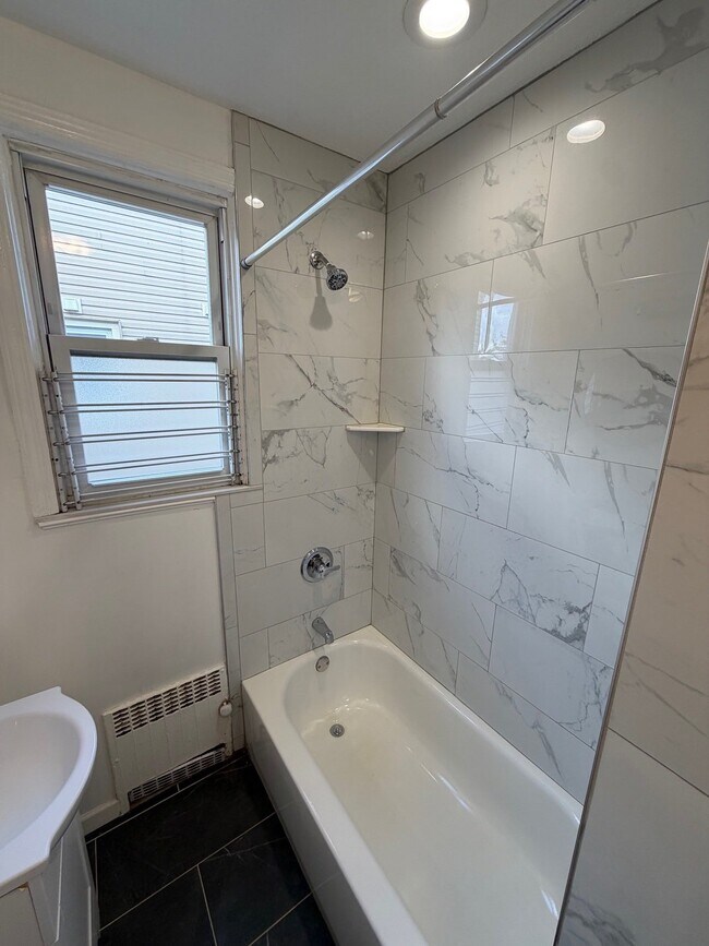 1576 Leslie St, Unit 2R in Hillside, NJ - Foto de edificio - Building Photo