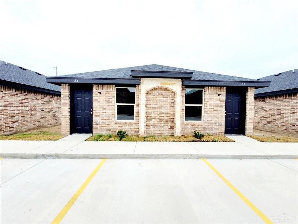 1105 W Kennedy St in Pharr, TX - Building Photo