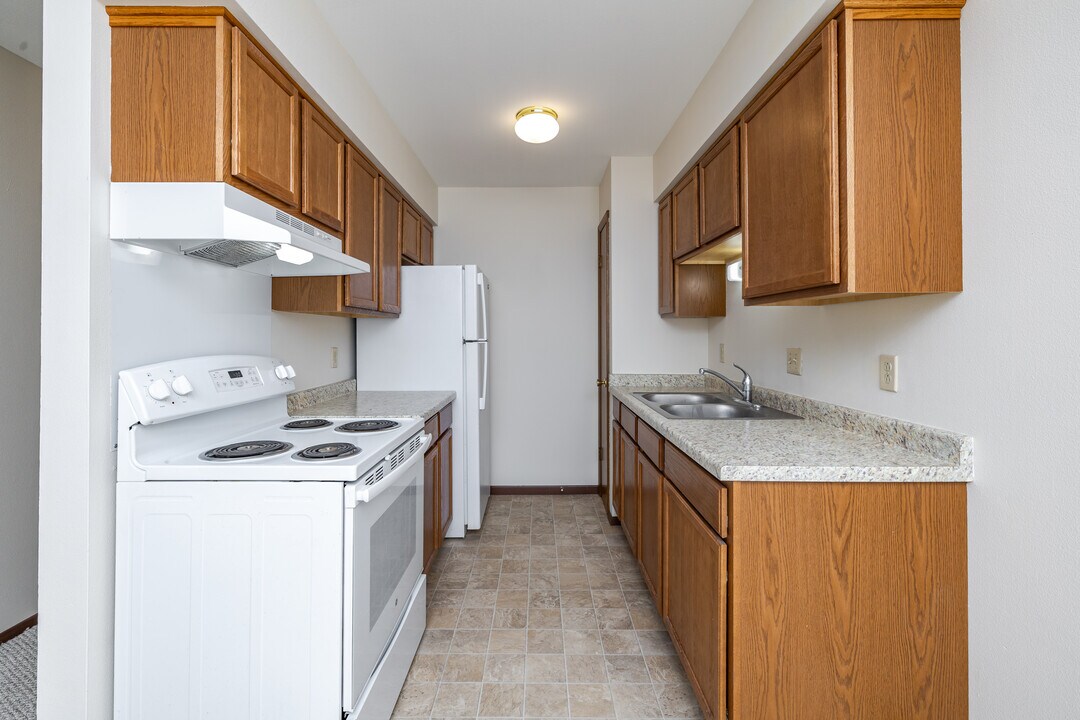 Whitman Park Apartments in Oconomowoc, WI - Building Photo