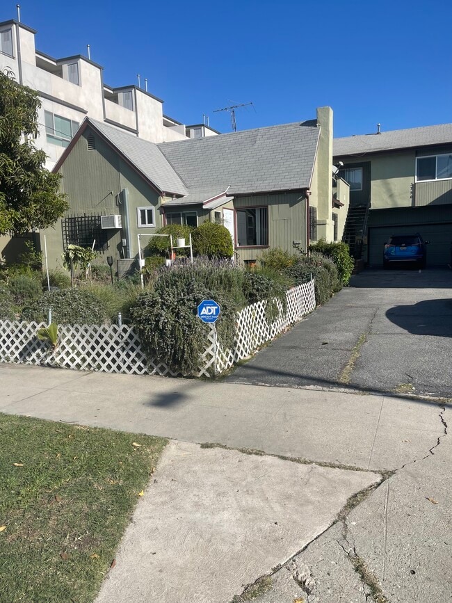 3750 Clarington Ave, Unit 3 in Los Angeles, CA - Foto de edificio - Building Photo