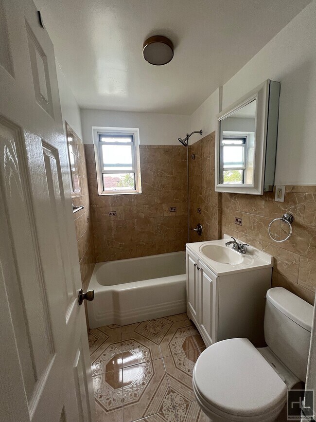 1540 Hollywood Ave in Bronx, NY - Building Photo - Building Photo