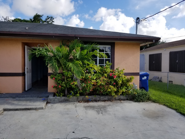 1262 NW 71st St in Miami, FL - Building Photo - Building Photo