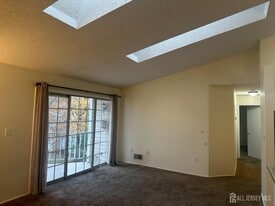 450 Northam Dr in North Brunswick, NJ - Building Photo